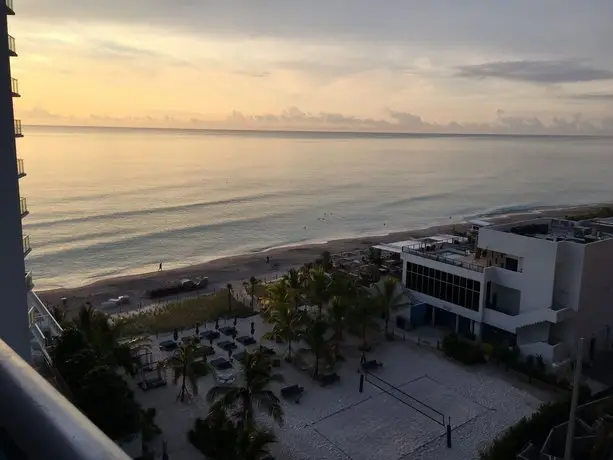 Hollywood Apartment by the Sea