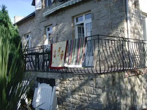 Near Dinan Pleasant Holiday Home Can Accommodate 6/8 Persons 