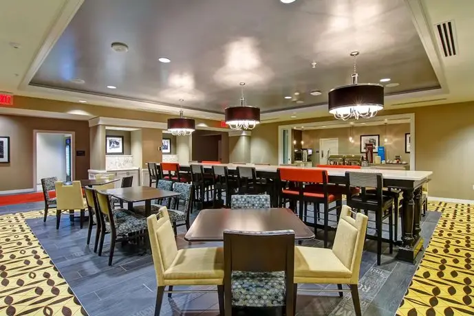 Hampton Inn and Suites Cincinnati - Downtown 