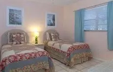 Blue Dolphin Inn by Island Vacation Properties 