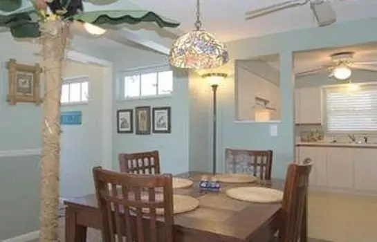 Blue Dolphin Inn by Island Vacation Properties 