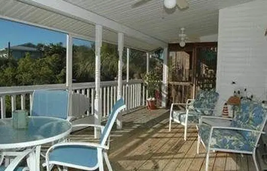 Blue Dolphin Inn by Island Vacation Properties 