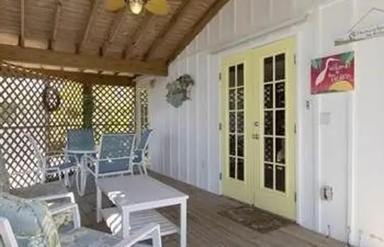 Blue Dolphin Inn by Island Vacation Properties 