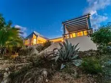 Waves on Shoal Bay Villa 