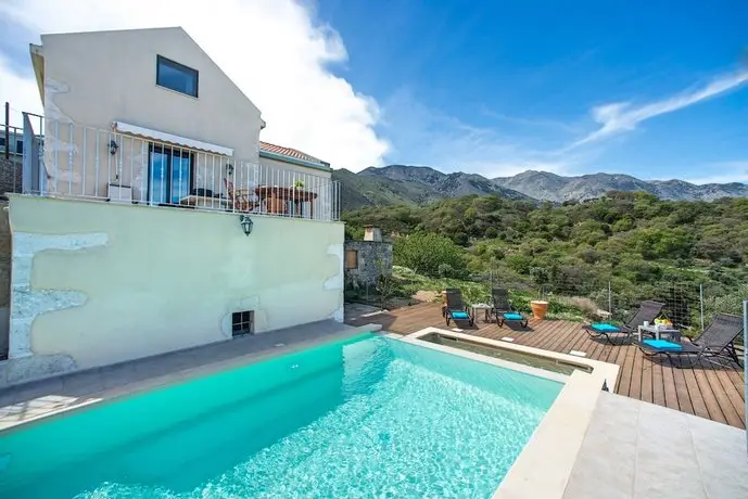 Cretan View Villa with Heated Swimming Pool 