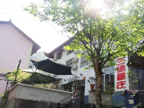 Emeishan Sanyuan Shuzhuang Home Stay