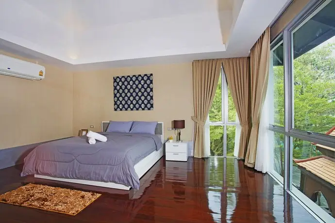 Jomtien Waree 8 - 6 Bedroom Pool Villa 