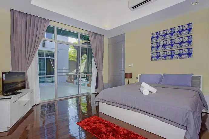 Jomtien Waree 8 - 6 Bedroom Pool Villa 