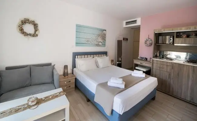 Ilianthos Apartments & Rooms