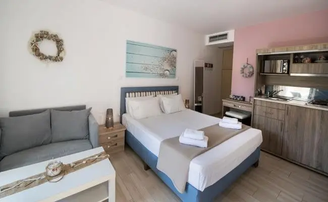 Ilianthos Apartments & Rooms 