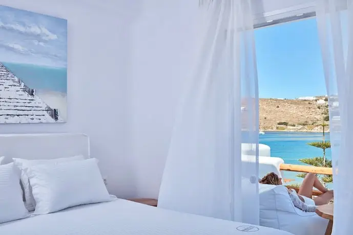 Mykonos Waves Beach House & Suites 