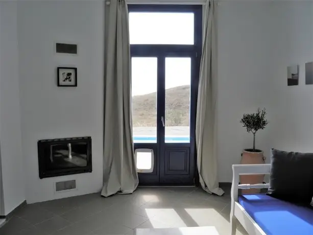 Santorini Traditional Suites 