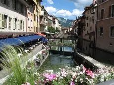 Les Bains Lofts & Lakes 