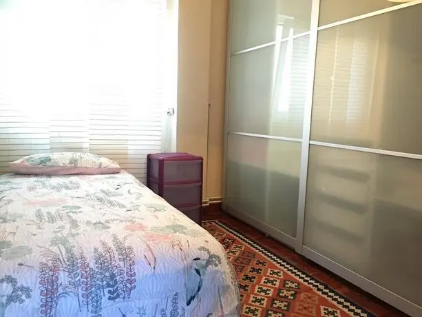 Sunny apt close to University with parking and wifi