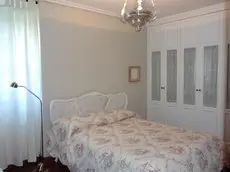 Sunny apt close to University with parking and wifi 