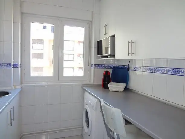 Sunny apt close to University with parking and wifi 