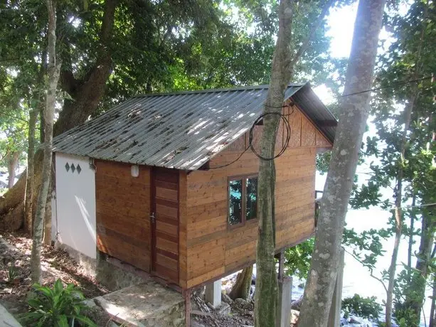 Treetop Guesthouse and Bungalows