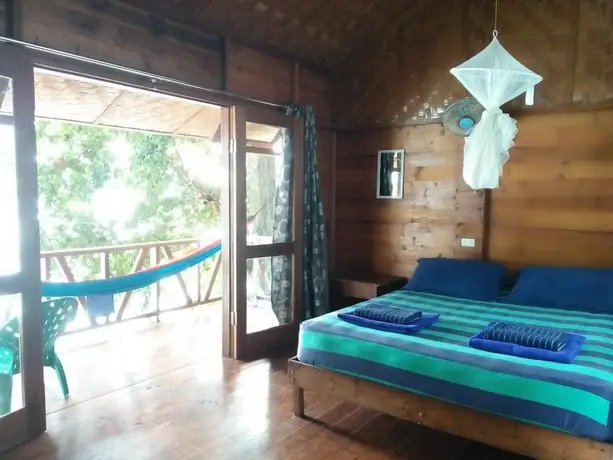 Treetop Guesthouse and Bungalows 