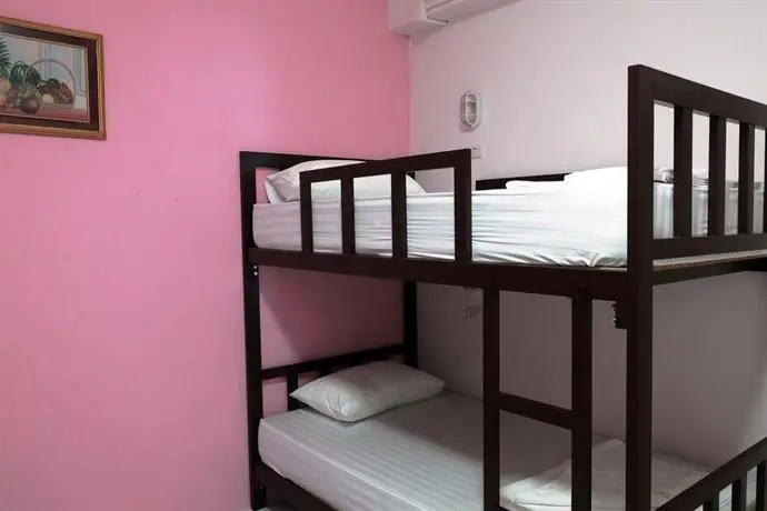 Sleep Dee Hostel 