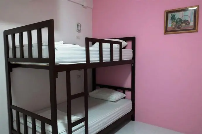 Sleep Dee Hostel 