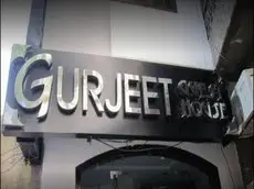 Gurjeet Hotel By Naavagat 