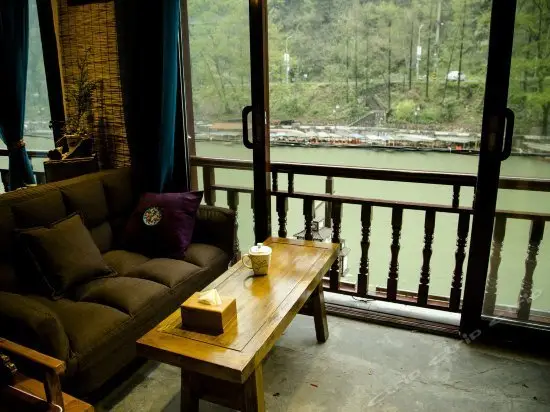 Fenghuang Tujia Ethnic Minority River View Hotel 