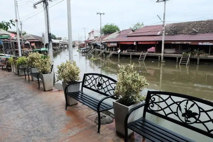 Rimrabeang Amphawa Cafe and Suite 