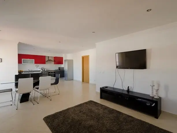 Modern 2 Bed Apart 5km Carvoeiro 