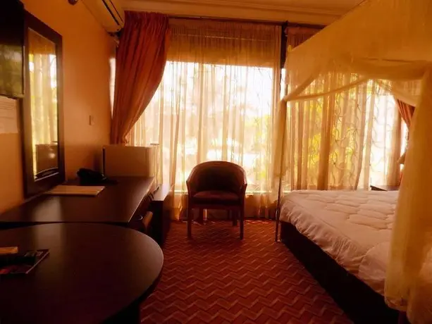 Entebbe Travelle'rs Inn 