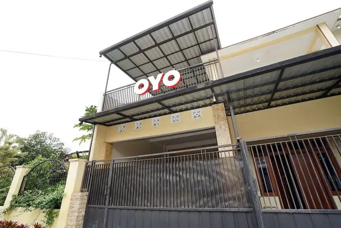 OYO 302 Karolin Syariah Residence 