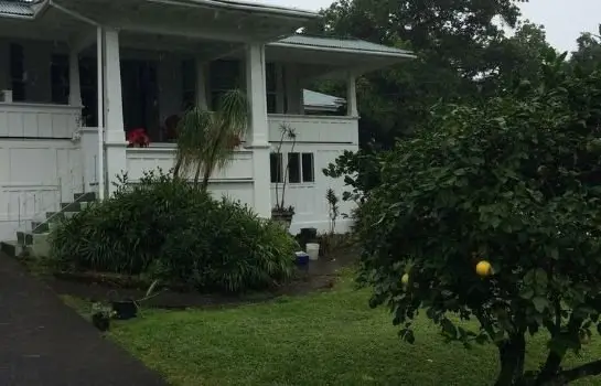 Hilo Bay Oceanfront Bed and Breakfast 