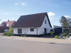 Strandhuset Holiday Home 