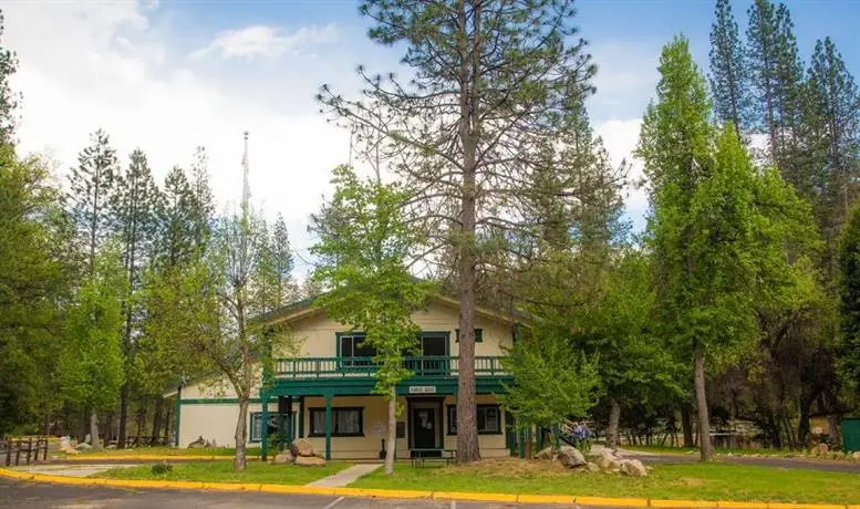 Yosemite Lakes River Yurt 25