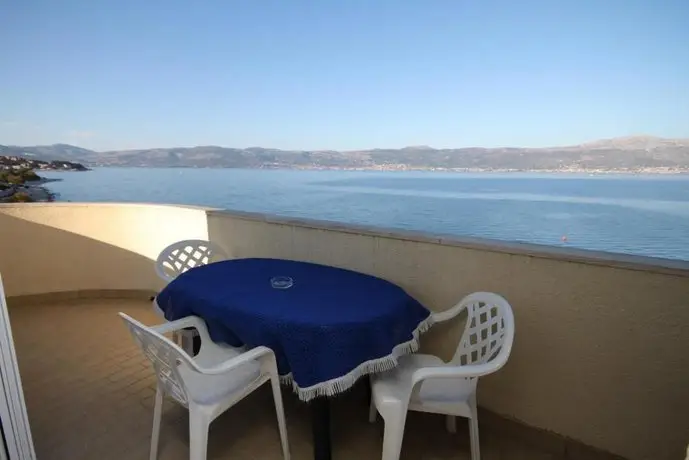 Apartments and rooms by the sea Slatine Ciovo - 1139