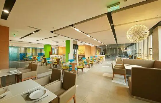 Holiday Inn Express Leshan City Square 