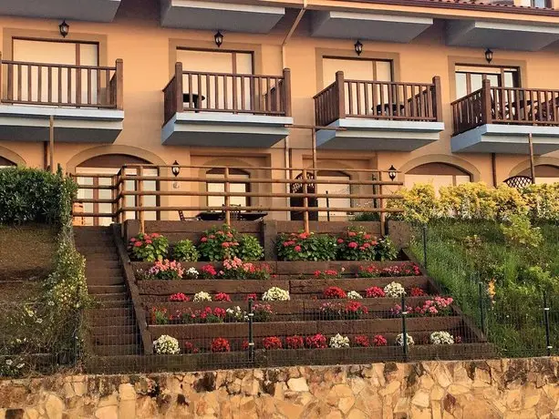 Apartamento con jardin privado frente a la Playa de Comillas