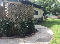 Pool house close to the Beach 