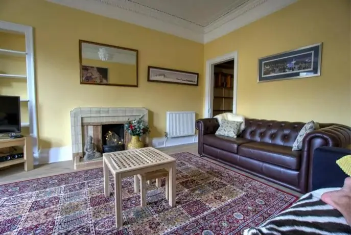 Traditional Edinburgh City Centre Flat Sleeps 6 