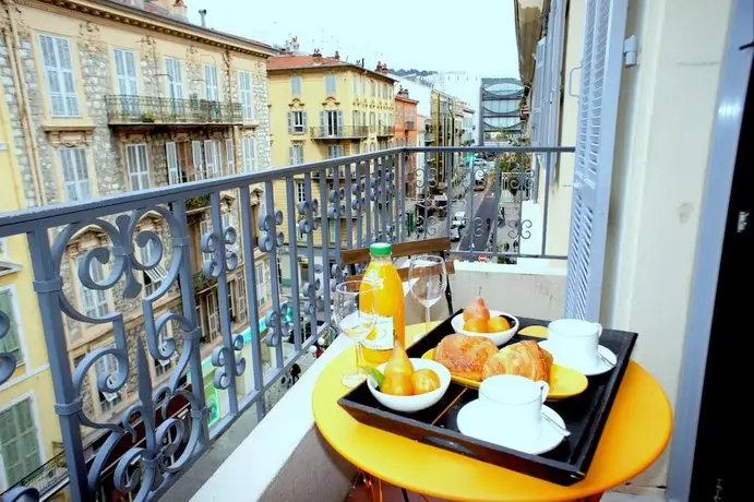 Elegant appartement avec terrasse - Promenade des Arts Bar / restaurant