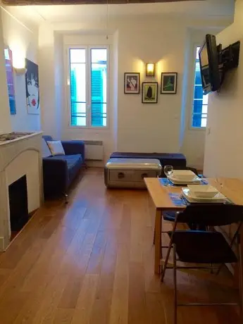 2 Bedroom Cool Apartment In The Old Town Of Antibes 