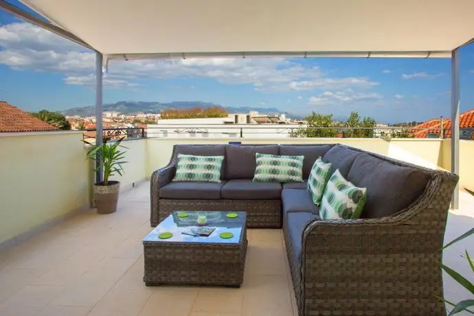 Prime Location Penthouse apt with a large terrace 