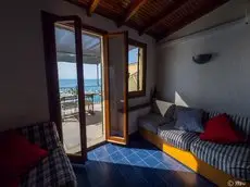 La Lampara Sea View Terrace Apartment værelse