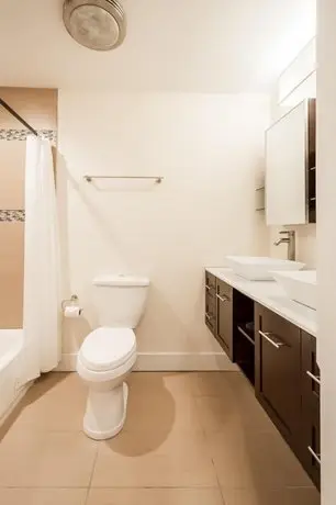 Stylish 4 Bedroom House with Jacuzzi 