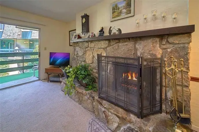 Alone at Last 2 Bedroom Home with Fireplace Lobby