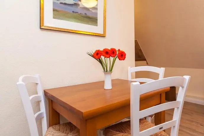 Rantum Dorf - Ferienappartments im Reetdachhaus 3 