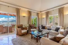 A scenic 2 bedroom apartment by HR Madeira 