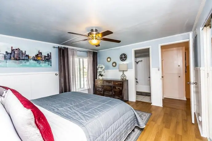 Near Disneyland 4 Bed 2 Bath Sleeps 14 Comfortably 