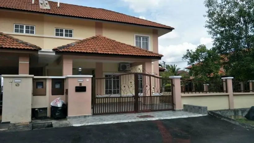 EZAS Homestay @ Bukit Mahkota