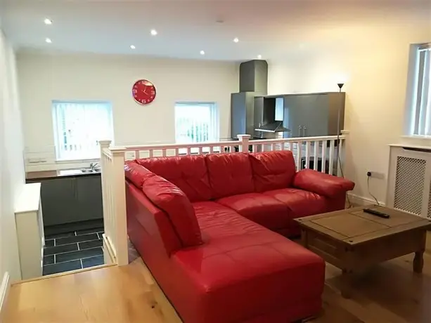 2 Bed Modern Flat Uplands