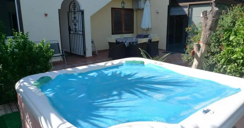 5 Bed Villa With Free Wifi 6 Seater Hot Tub & Spectacular Sea & Golf Views